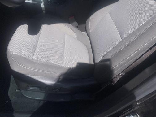 Mosaic Black Metallic 2022 Chevrolet Traverse LT Cloth