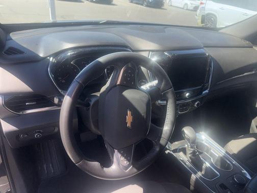 Mosaic Black Metallic 2022 Chevrolet Traverse LT Cloth