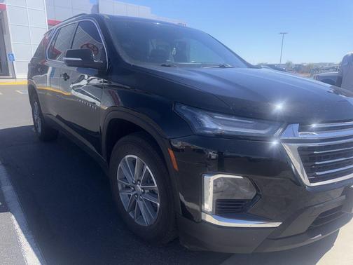 Mosaic Black Metallic 2022 Chevrolet Traverse LT Cloth