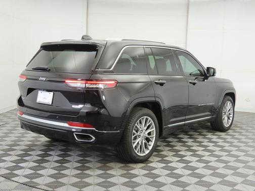2022 Jeep Grand Cherokee Summit