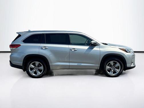 Celestial Silver Metallic 2017 Toyota Highlander Limited