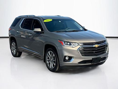 Pepperdust Metallic 2019 Chevrolet Traverse Premier