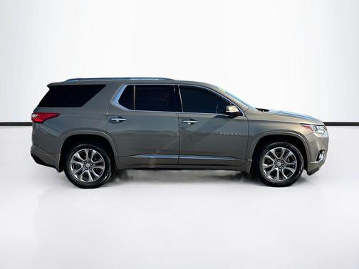 Pepperdust Metallic 2019 Chevrolet Traverse Premier
