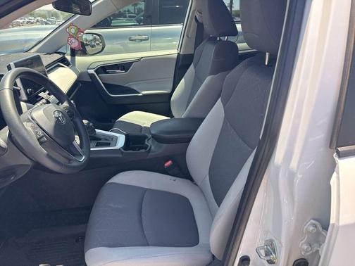 Ice Cap 2024 Toyota RAV4 XLE