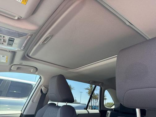 Ice Cap 2024 Toyota RAV4 XLE