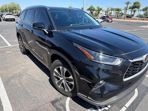 Midnight Black Metallic 2021 Toyota Highlander XLE