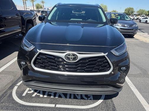 Midnight Black Metallic 2021 Toyota Highlander XLE