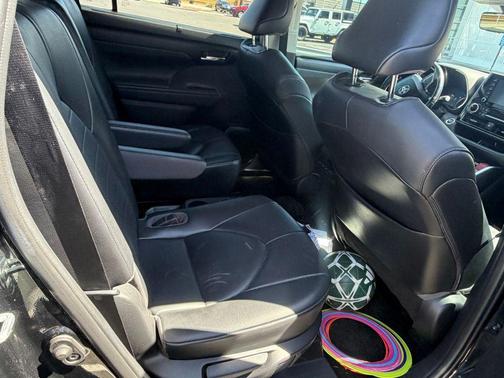 Midnight Black Metallic 2021 Toyota Highlander XLE