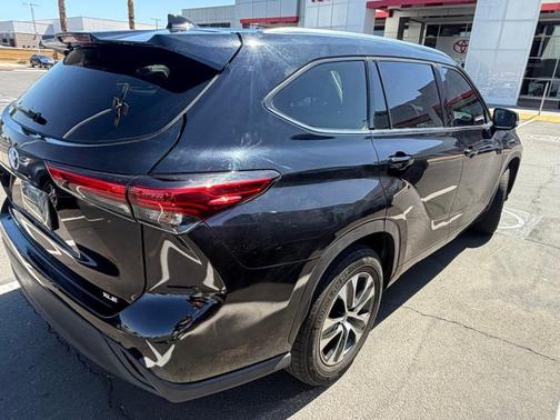 Midnight Black Metallic 2021 Toyota Highlander XLE