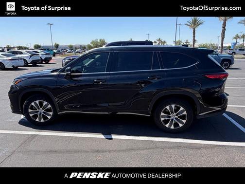 Midnight Black Metallic 2021 Toyota Highlander XLE