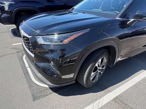 Midnight Black Metallic 2021 Toyota Highlander XLE