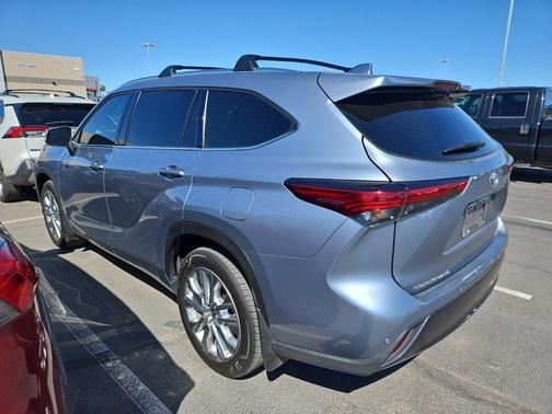 Moon Dust 2023 Toyota Highlander Limited