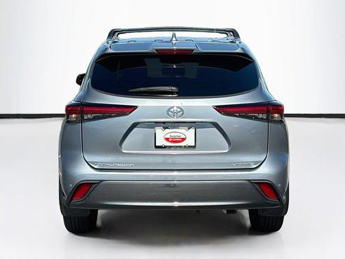 Moon Dust 2023 Toyota Highlander Limited