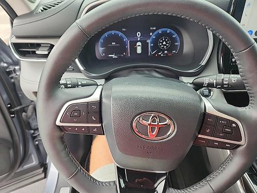 Moon Dust 2023 Toyota Highlander Limited