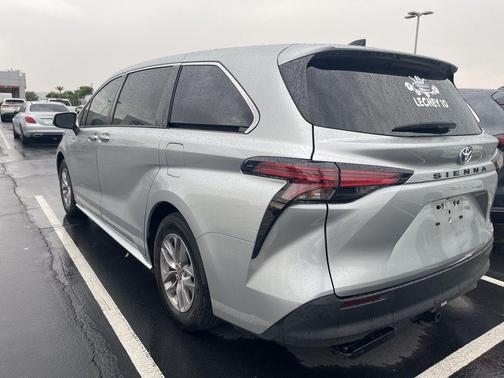 2022 Toyota Sienna LE
