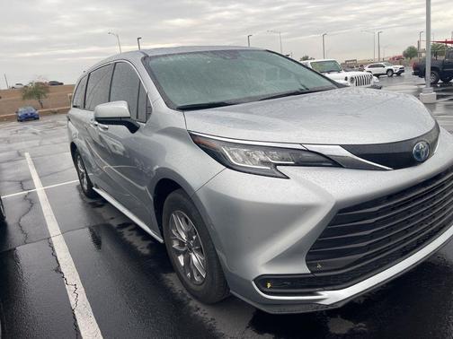 2022 Toyota Sienna LE