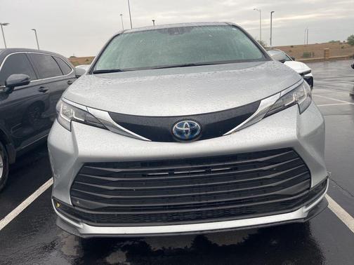 2022 Toyota Sienna LE