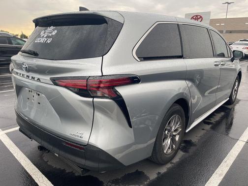 2022 Toyota Sienna LE
