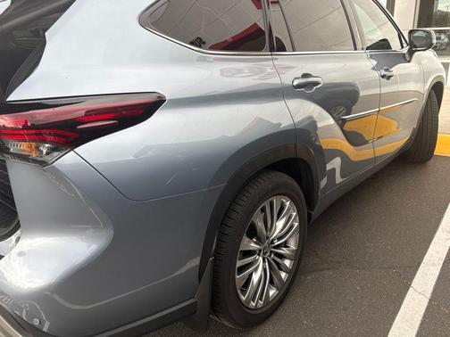 Moon Dust 2024 Toyota Highlander Platinum