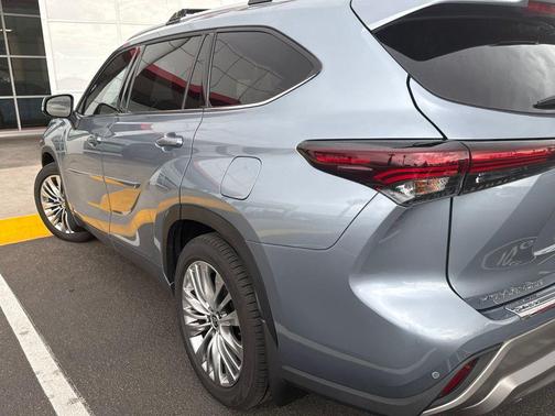 Moon Dust 2024 Toyota Highlander Platinum