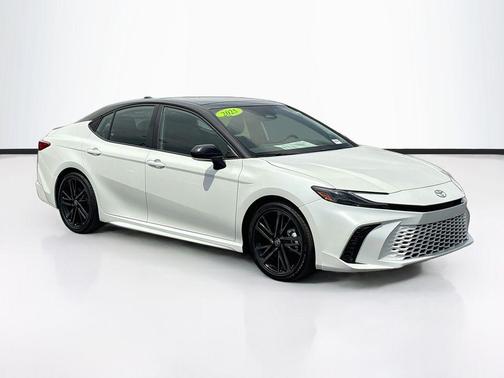 Wind Chill Pearl/Midnight Black Metallic 2025 Toyota Camry XSE