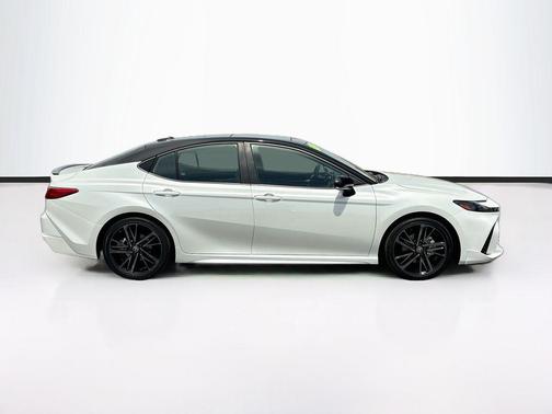 Wind Chill Pearl/Midnight Black Metallic 2025 Toyota Camry XSE