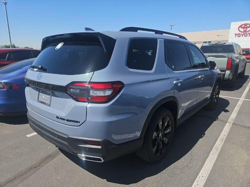 Lunar Silver Metallic 2025 Honda Pilot Black Edition