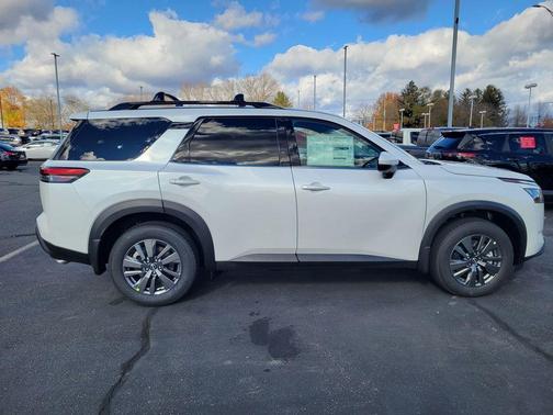 2025 Nissan Pathfinder SV