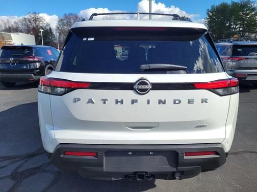 2025 Nissan Pathfinder SV