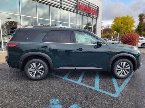 2025 Nissan Pathfinder SL