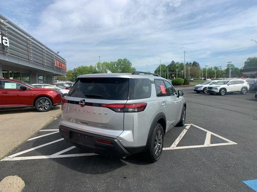 2024 Nissan Pathfinder SV