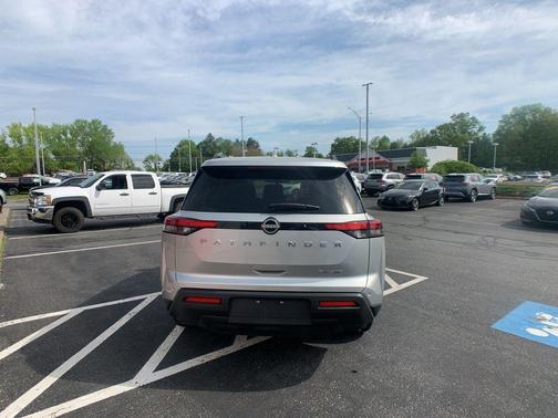 2024 Nissan Pathfinder SV