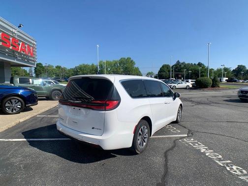 Bright White Clearcoat 2023 Chrysler Pacifica Hybrid Touring L