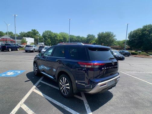 Deep Ocean Blue 2022 Nissan Pathfinder Platinum