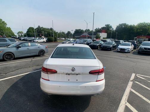 Pure White 2022 Volkswagen Passat 2.0T Limited Edition