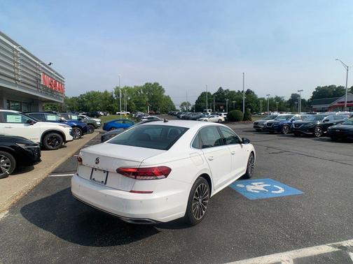 Pure White 2022 Volkswagen Passat 2.0T Limited Edition