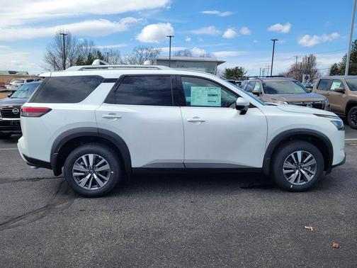 2025 Nissan Pathfinder SL