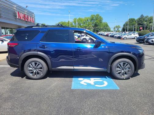 2025 Nissan Pathfinder SV