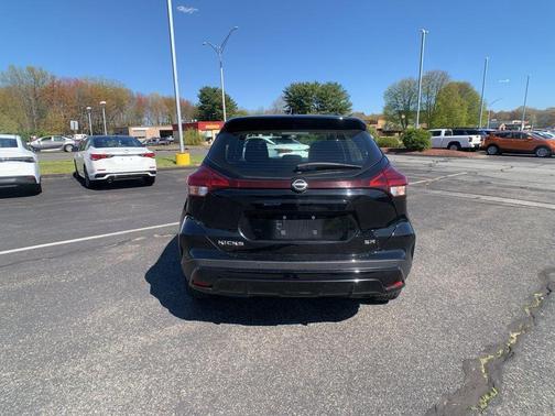 Super Black 2024 Nissan Kicks SR