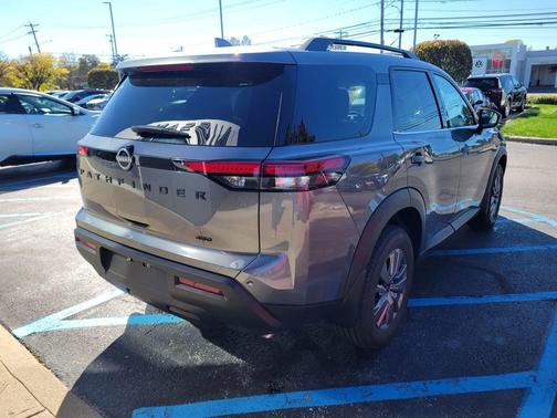 2025 Nissan Pathfinder SV