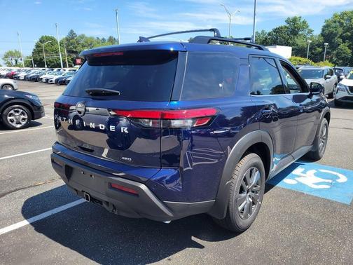 2025 Nissan Pathfinder SV