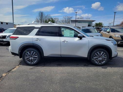 2025 Nissan Pathfinder SL