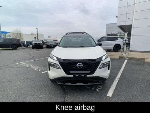 2 Tone White / Black Roof 2023 Nissan Rogue SV