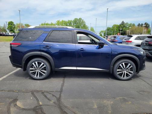 2025 Nissan Pathfinder Platinum