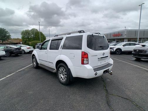 Avalanche 2010 Nissan Pathfinder LE