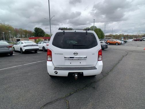 Avalanche 2010 Nissan Pathfinder LE