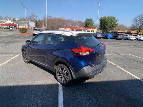 Deep Blue Pearl / Fresh Powder 2018 Nissan Kicks SR