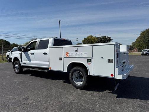 Oxford White 2027 Ford F-350 XL DRW