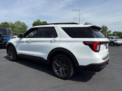 Star White 2025 Ford Explorer ST-Line