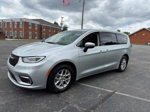 2023 Chrysler Pacifica Touring-L